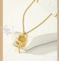 Collier plaqué or avec pendentif à fleur de rose