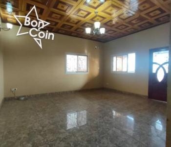 Appartement 3 chambres à louer à Logpom, Douala 