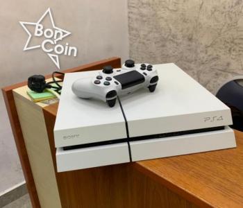 PS4 slim 500G PUCES avec 1 manette et 4 jeux 
