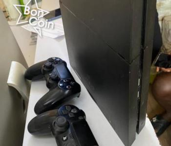 PS4 500G 2 manettes et jeux intégrés