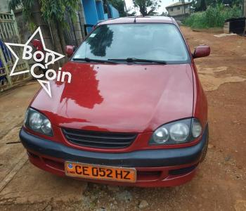 Toyota Avensis 2000 rouge