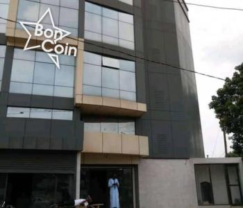 Immeuble commercial à vendre à Bastos, Yaoundé