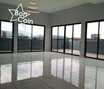 Appartement penthouse haut standing à louer à Bastos , Yaoundé