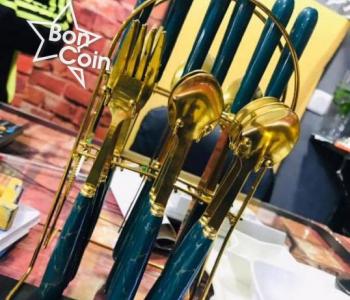 Couverts dorés 24 pièces avec support