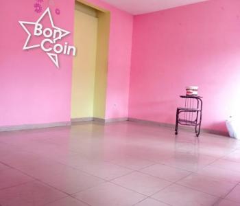 Appartement à louer à pk12, Douala