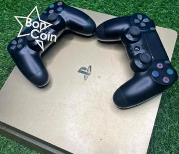 PS4 500G 2 manettes avec 6 jeux intégrés Gold