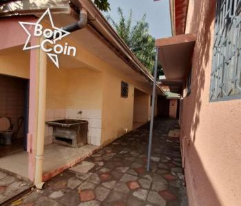 Duplex de 8 chambres à louer à Bastos, Yaoundé