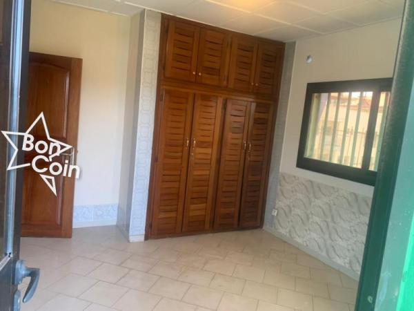 Appartement 3 Chambres à louer à Omnisports, Yaoundé