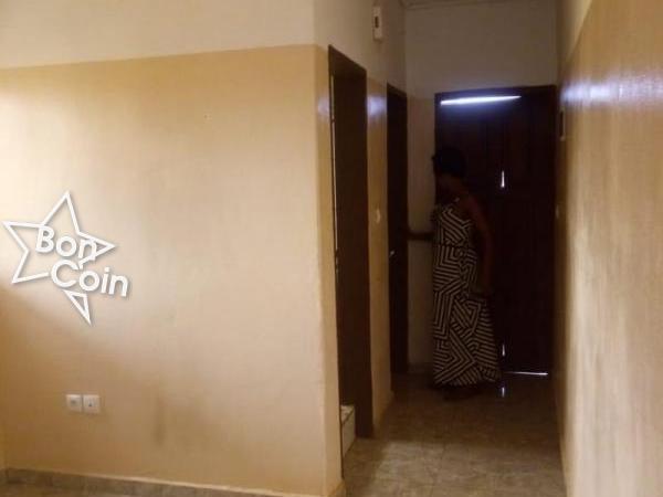 Chambre moderne à louer à Santa Barbara, Yaoundé