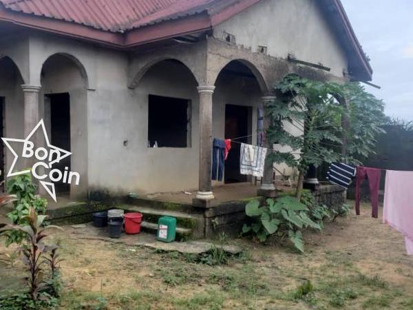 Villa inachevée à vendre à Yassa, Douala