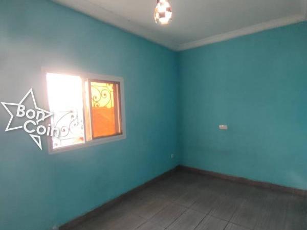 Appartement 3 chambres à louer à Logpom, Douala 