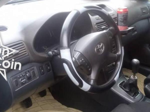 Toyota avensis  2004