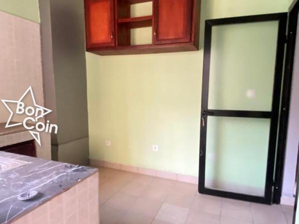 Appartement à louer à Bonapriso, Douala