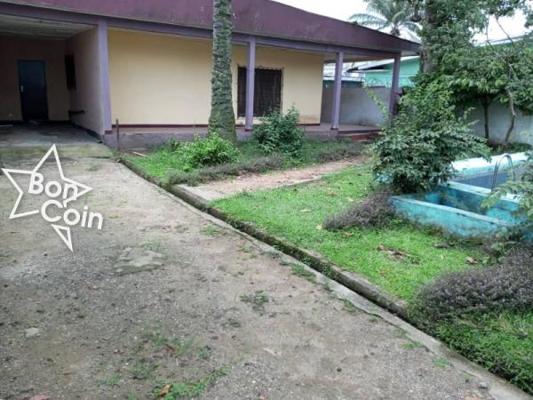 Villa 4 chambres à louer à Bonapriso, Douala