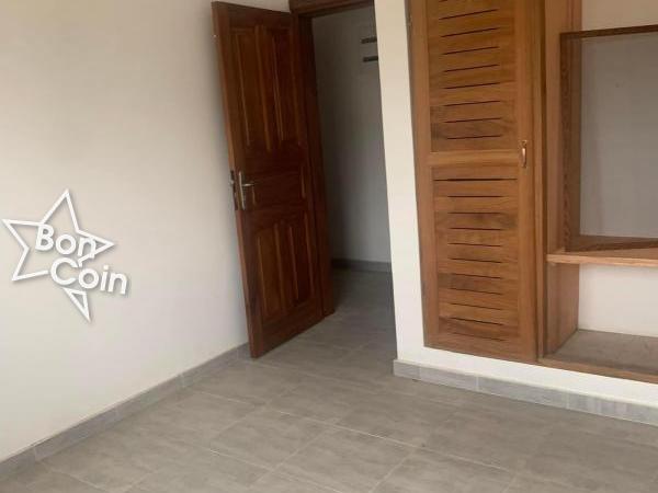 Appartement 3 Chambres à louer à Yaoundé, Carrefour Régi
