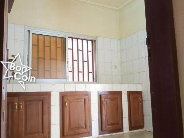 Appartement 3 Chambres à louer à Yaoundé, Omnisports 