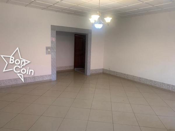 Appartement 3 Chambres à louer à Omnisports, Yaoundé