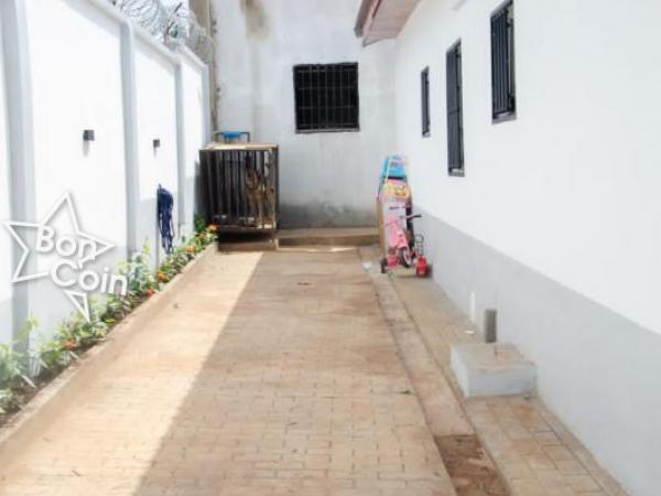 Villa à vendre à Yaoundé Quartier AWAE 
