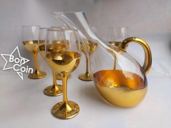 Service de 6 verres dorés plus une carafe canard VIP