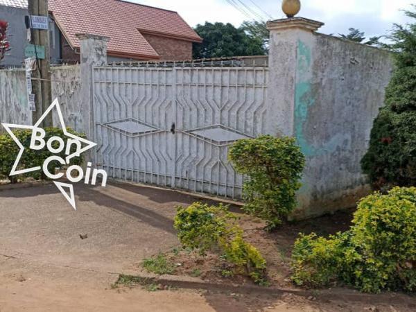 Villa à vendre à Yaoundé, camps sic Mendong