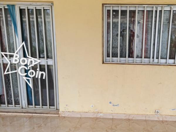 Villa à vendre à Yaoundé, camps sic Mendong