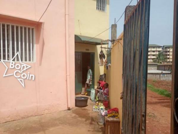 Immeuble R+2 à vendre à Yaoundé, Awae Escalier 
