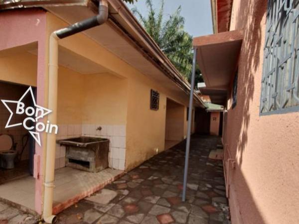 Duplex de 8 chambres à louer à Bastos, Yaoundé