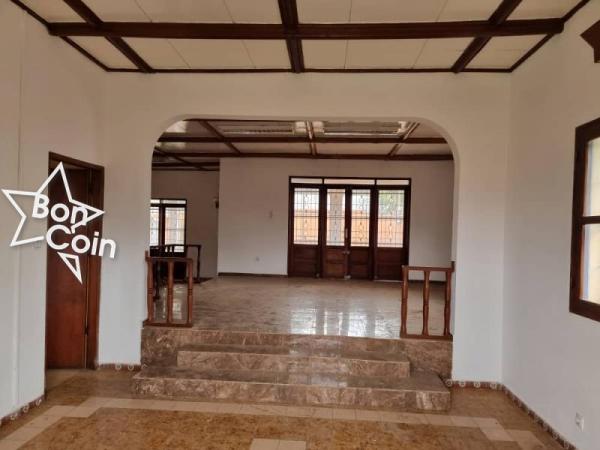 Villa à louer à Yaoundé, Bastos 
