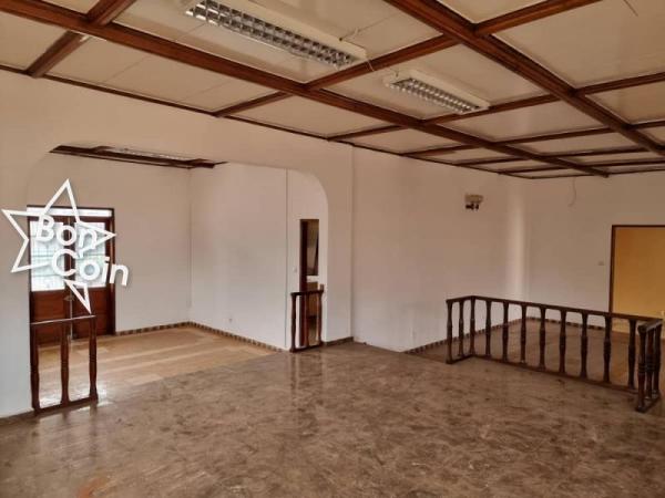 Villa à louer à Yaoundé, Bastos 