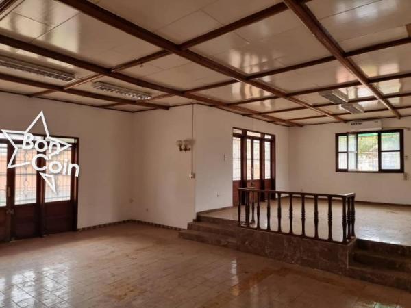 Villa à louer à Yaoundé, Bastos 