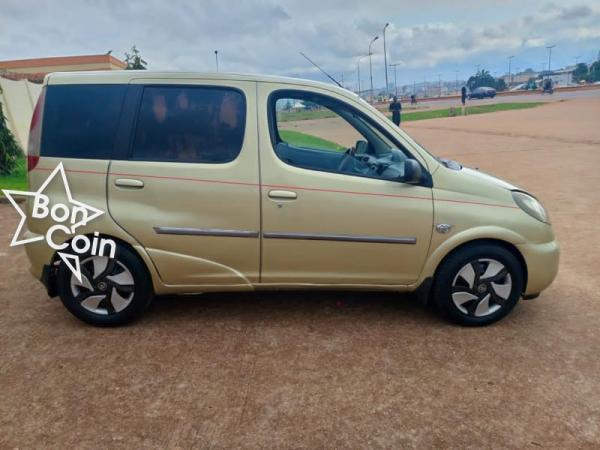 TOYOTA YARIS VERSO 2001