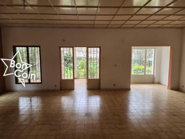 Villa à louer à Yaoundé, Bastos 