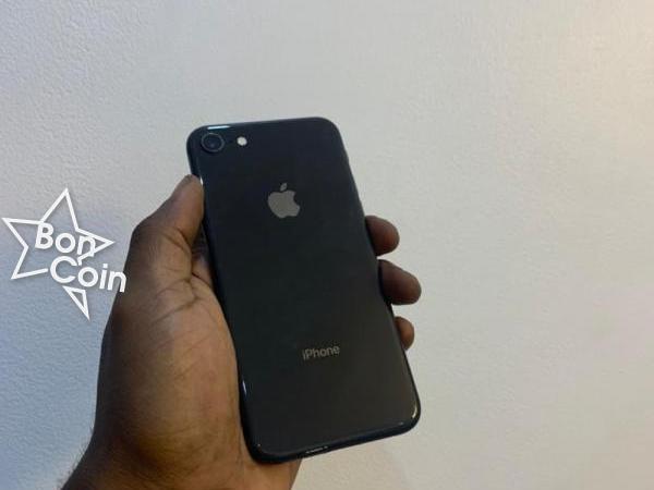 iPhone 8 64Go noir 