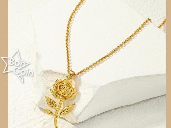 Collier plaqué or avec pendentif à fleur de rose